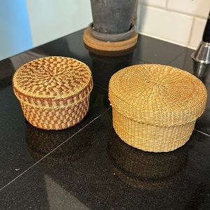 Wicker baskets with lids